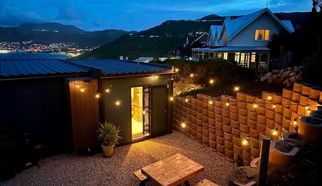 Modern and peaceful 1-bedroom cottage with stunning view over Simonstown Bay