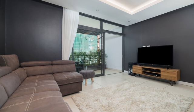 Modern Apartment in Sought After Green Point Block