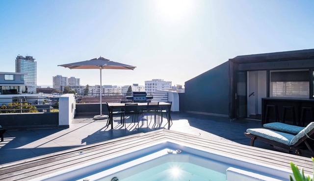 Modern Apartment w Rooftop Deck and Jacuzzi Penthouse on S