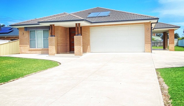 Modern Beach House Maloneys Beach (near Batemans Bay) - 2 min walk to beach!