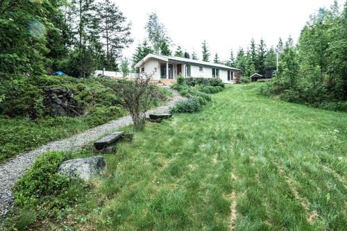 Modern cabin by Lake Lyseren with large private grounds