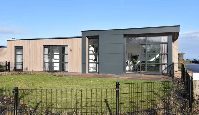 Modern chalet on the Ijsselmeer for families with children and/or dogs