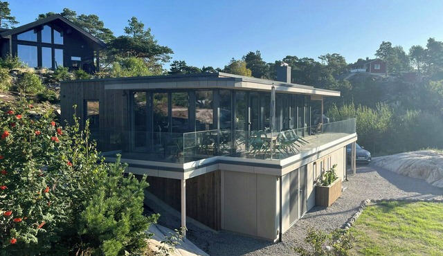 Modern cottage near the beach on Nordre Karlsøy