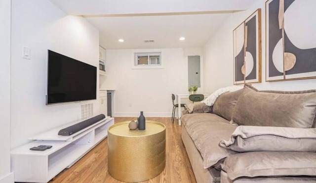 Modern & Cozy Suite Centrally Located Free Parking