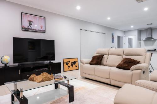 Modern Dayton Retreat near Swan Valley Perth Airport & Perth CBD