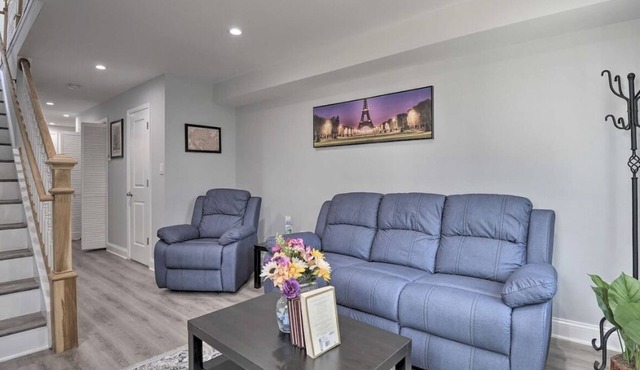 Modern DC Townhouse - Private Entry, Free Parking & Easy Downtown Access