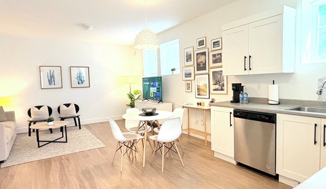 Modern Executive Suite - King Bed, Private Entry, 1GB Fibre, Laundry, Parking