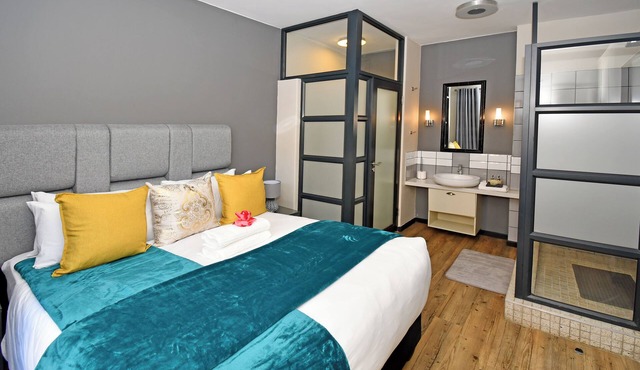 Modern Executive Brick Loft|The Vantage|Heart of Rosebank|Next to Star Bucks
