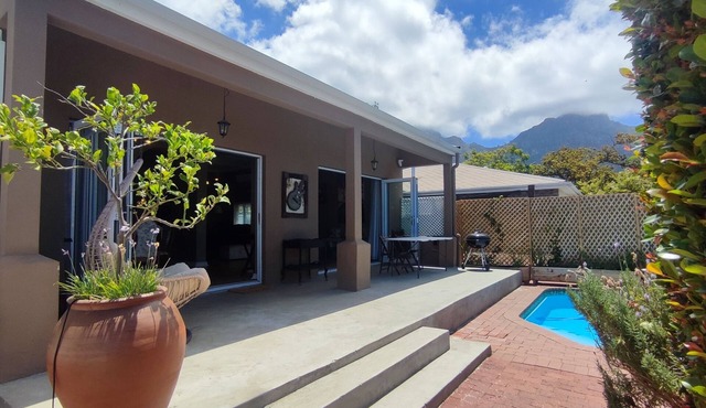 Modern family friendly home with splash pool, safe and very convenient location