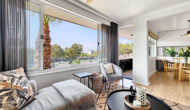 Modern Green Point Apartment with Balcony