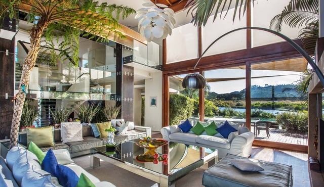 Modern House In Opulent Setting