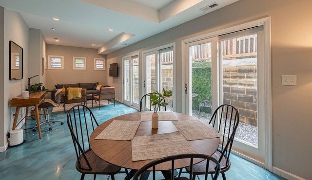 MODERN ☆ Lux ★ 1 BR 2 Bed Condo ☆ Prime Location