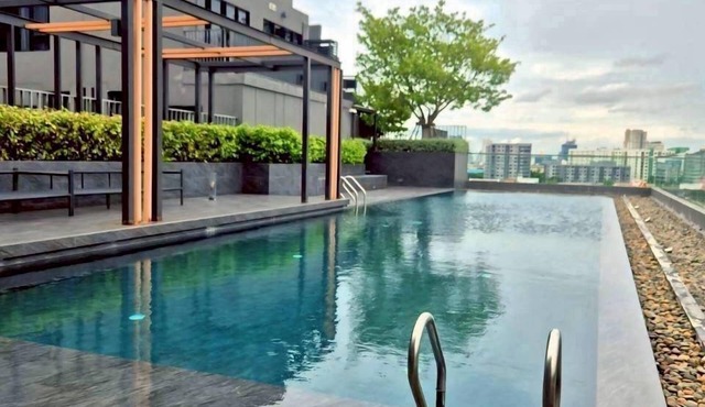Modern one-bedroom condo on the 10th floor in Chewathai Pinklao. Comfortable for two guests with a separate living area, kitchen, washing machine, city view and access to the pool, gym and shared building amenities.