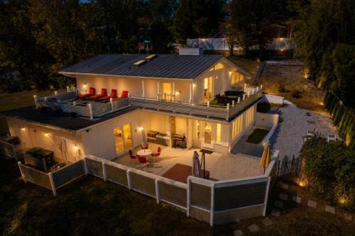 Modern Retreat Hot Tub Bar Patio HPU