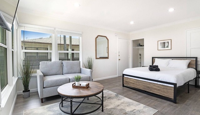 Modern Studio Apartment in Prime Location