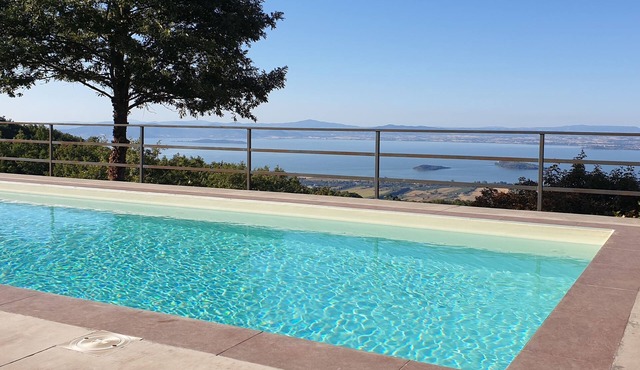 Modern villa with breathtaking views of Lake Trasimeno, 75" TV, wallbox