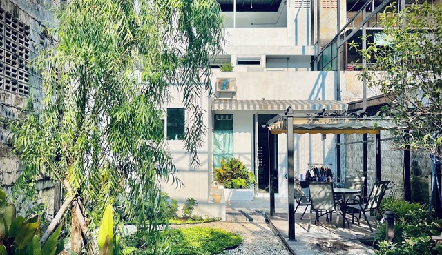Momento Hotel and Cafe