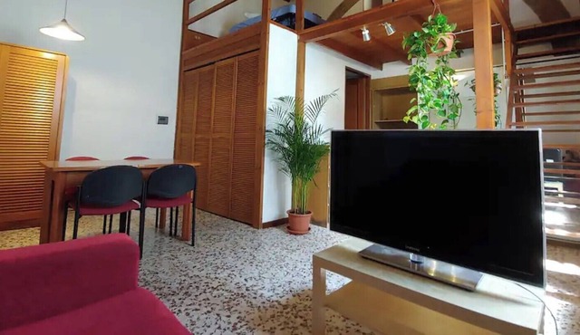 Monolocale ristrutturato in un ex borgo medievale a Firenze.