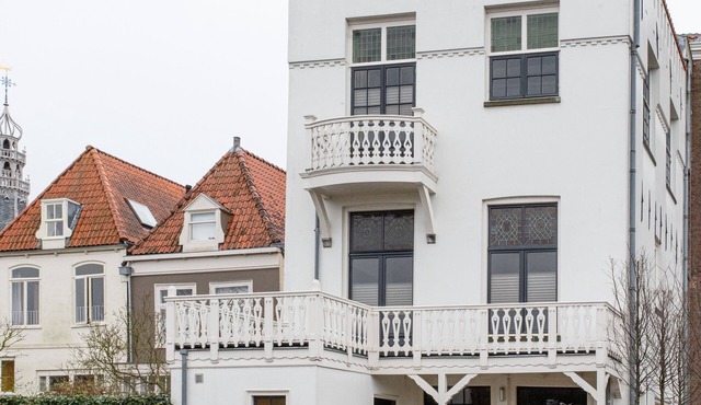 Monumental home in downtown Hoorn, on the harbor with private parking!