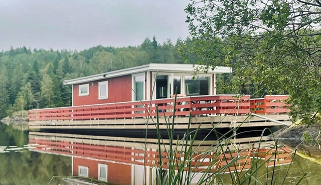 Moored houseboat on Haldenvassdraget