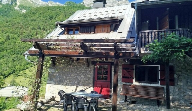 Mountain cabin near Lake Annecy. Ideal for couples and families. No pets allowed.