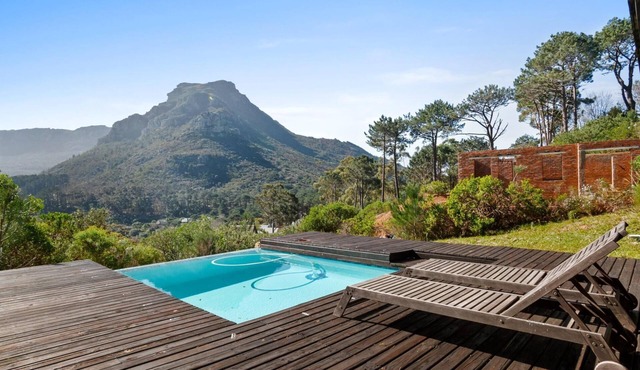 Mountain View Villa: Pool, Hot Tub & Serenity