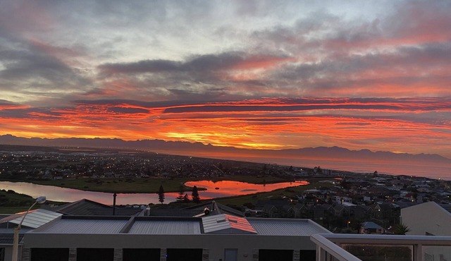Muizenberg Escape; Serene Ocean Views from The Mountainside