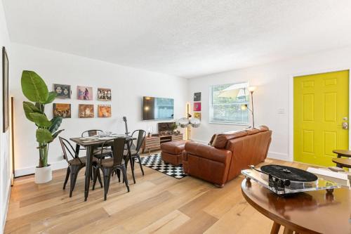 Musicians Lounge - 2 BR with parking asssigned
