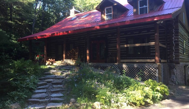 Muskoka Cabin No cleaning fee Pool Table Hot Tub Dogs Close to Lakes