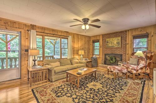 Near Hiking: Roaring Gap Retreat w/Fire Pit!