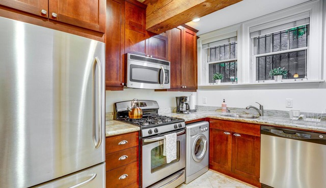 Near Lumen Field! Walkable Dtwn Seattle Condo