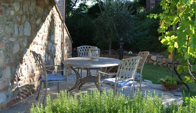 Near San Gimignano Restored Air Conditioned Apartment with WiFi, Pool & Garden