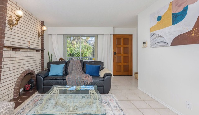 Near Skytrain/10 mins drive or2 stops to Downtown/Free Parking/Huge Balcony