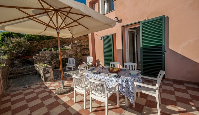 NEW! A TERRACE overlooking the sea, facing PORTOFINO, 30 minutes from the FIVE LANDS