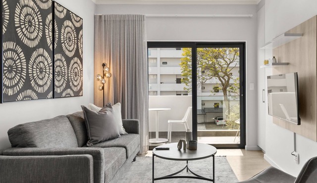 New Airy 1 Bed in Rosebank