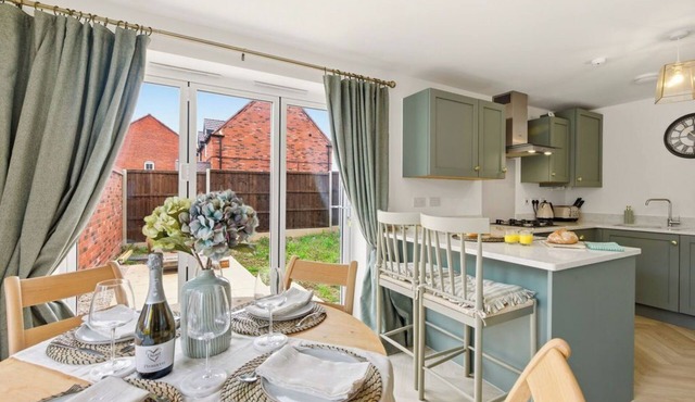 NEW! Charming and cosy 3BR, Ideal for Business, Driveway