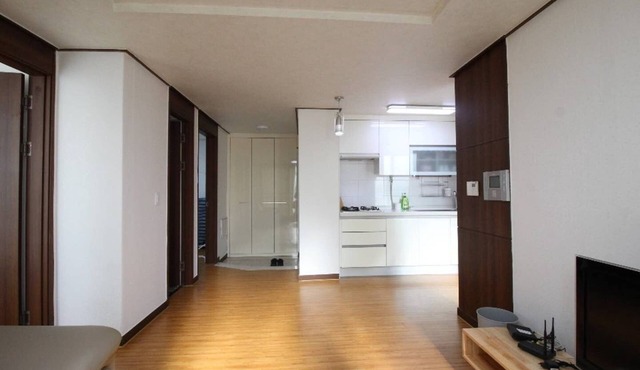 [NEW! CHEONGDAM PORSCHE - 3BDR2BATH 5MIN WALK!