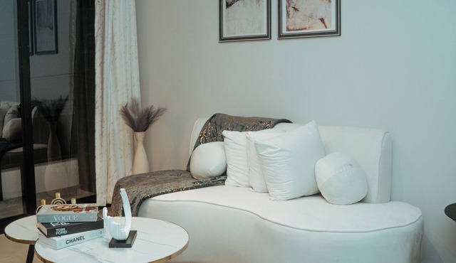 New, stylish 2 Bed, 2 bath Apartment in the heart of Rosebank. No Loadshedding!