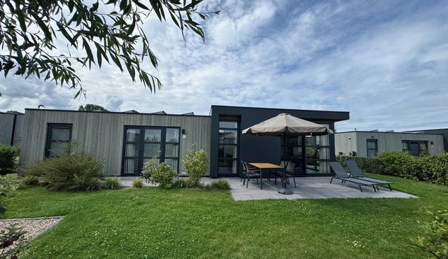 NEW - with fence Chalet Zeehondje: Detached beach chalet with a view of the IJsse