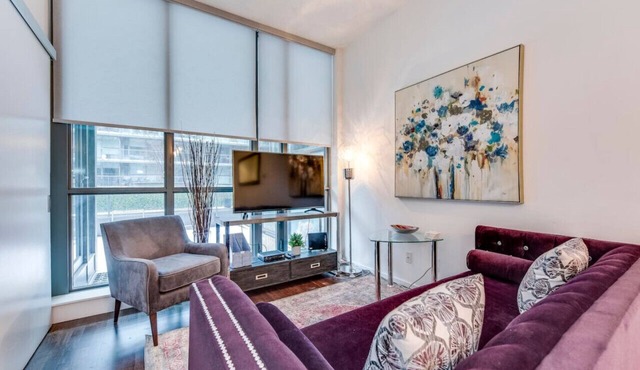 Newly Decorated 1BR Executive Suite in King West