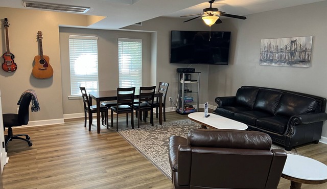 Newly remodeled, Hot Tub, 70n inch tv Private Entrance, Convenient location