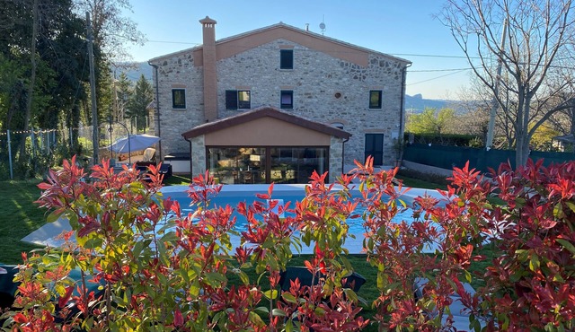 Newly renovated Italian villa with external hot tub and heated swimming pool