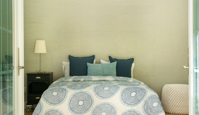 Newly renovated modern cottage, 5 minutes from town, beaches, and trailheads.