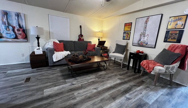 Newly renovated, music-themed mobile home! Pet-Friendly! 2 minutes from I-40!