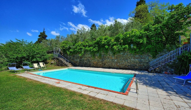 Nice apartment with WIFI, pool, TV, patio, pets allowed, panoramic view, close to Greve In Chianti