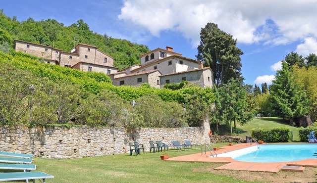 Nice apartment for 3 guests with WIFI, pool, TV, panoramic view and parking, close to Arezzo