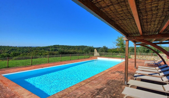 Nice apartment for 5 guests with pool, A/C, TV and panoramic view, close to Siena