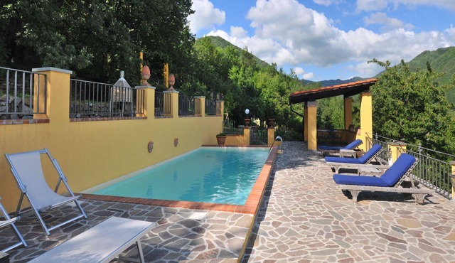 Nice apartment in villa with A/C, pool, WIFI, pets allowed, panoramic view and parking
