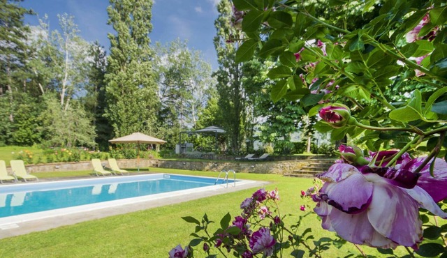 Nice apartment in villa for 4 people with WIFI, pool, terrace, pets allowed and parking