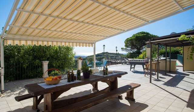 Nice apartment for 30 people with WIFI, pool, A/C, hot tub, TV and patio